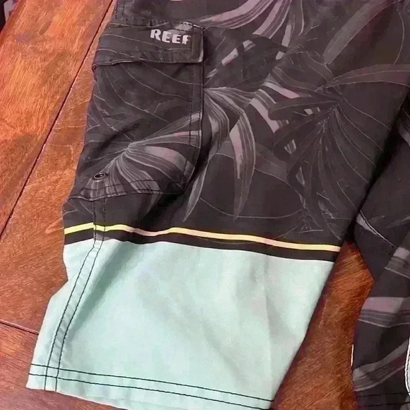 Men’s board shorts - Picture 4 of 4